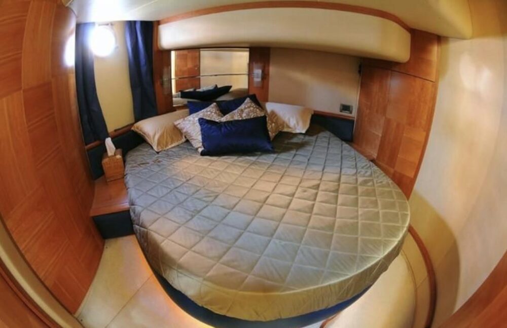 Experience Miami's Waters on a Luxurious 53ft Azimut Yacht Charter - Imagen 16