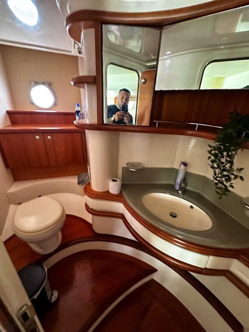 Luxury Silverton Flybridge 48ft Yacht Charter in Miami - All-Inclusive Rates - Imagen 22