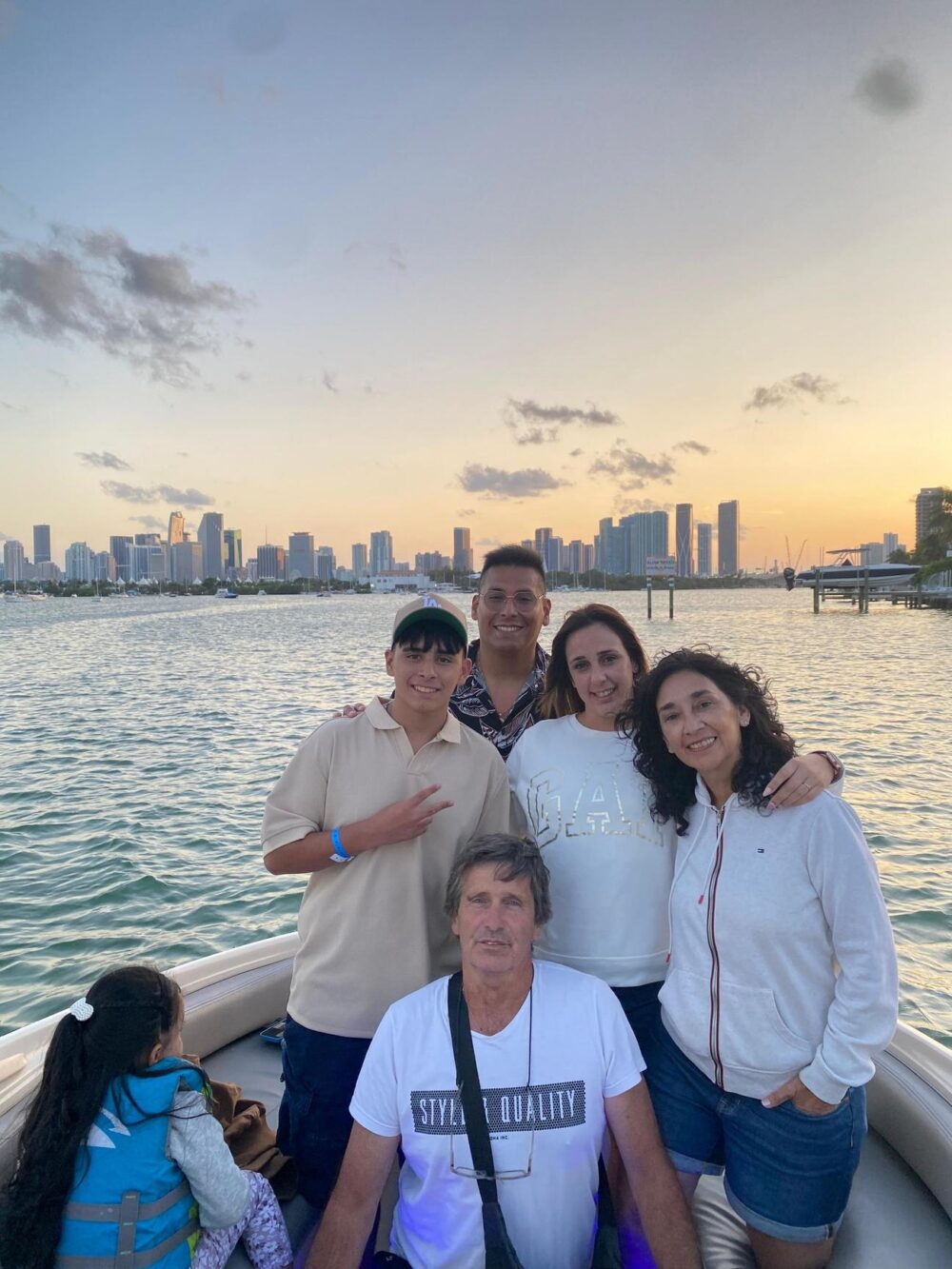 Rent a 26' Sea Ray Sundeck in Miami - 5 Identical Boats with Captain & Weekday Discounts - Imagen 10