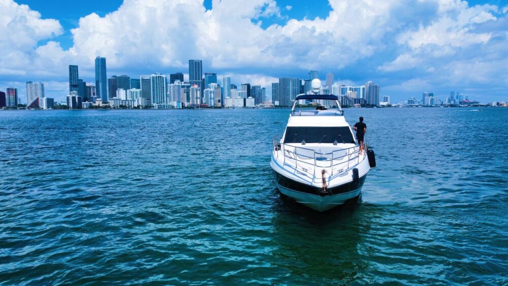 70ft Azimut Yacht Rental in Miami Beach with 2 Jet Skis Included - Free Hour! - Imagen 25