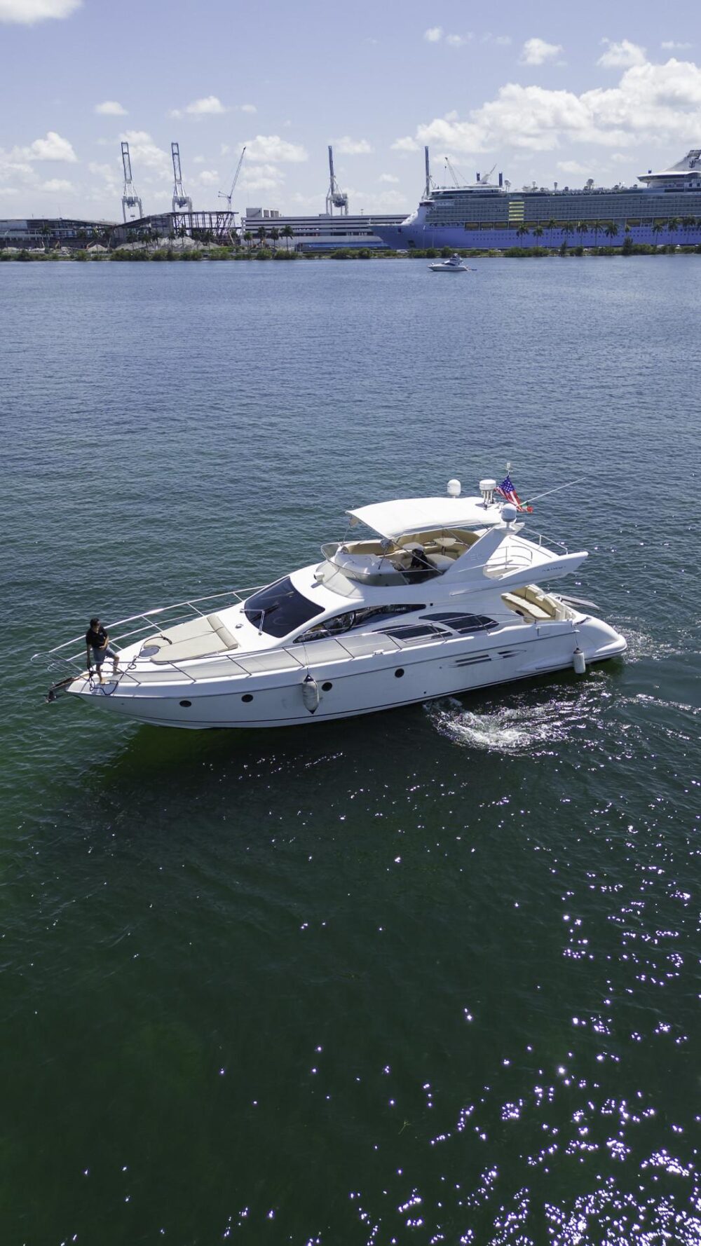 Experience Miami's Waters on a Luxurious 53ft Azimut Yacht Charter - Imagen 15