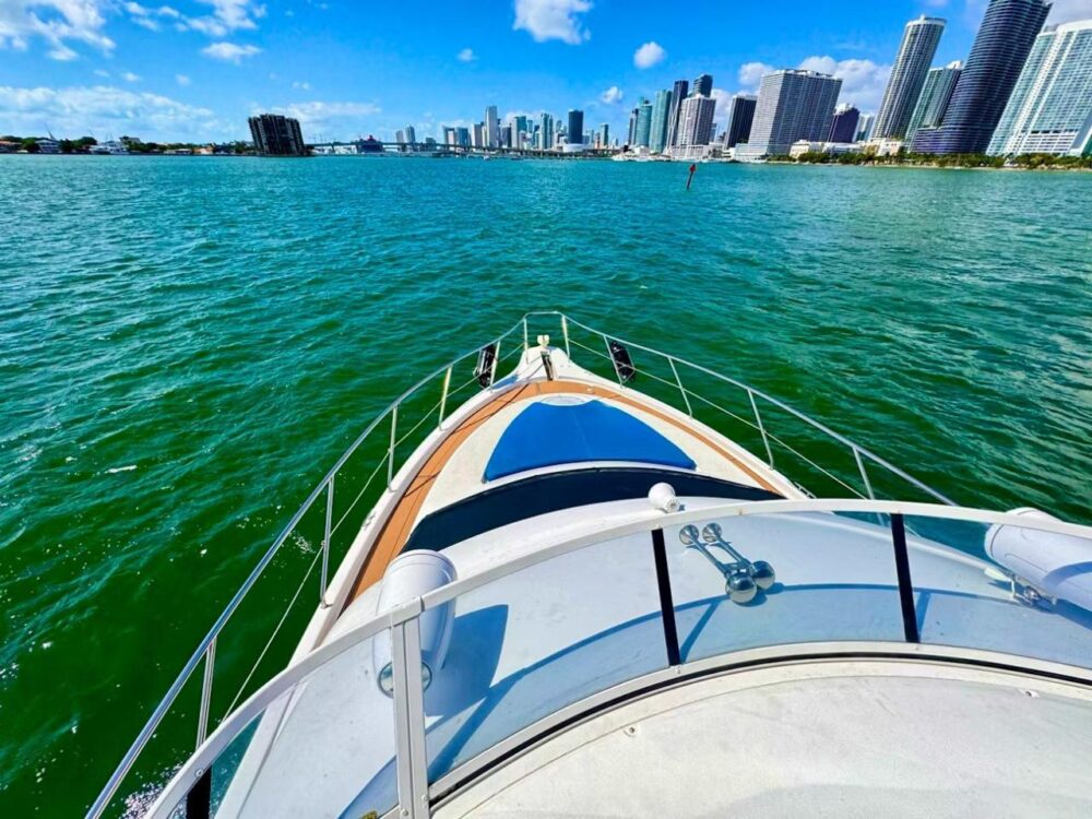Luxury Silverton Flybridge 48ft Yacht Charter in Miami - All-Inclusive Rates - Imagen 21