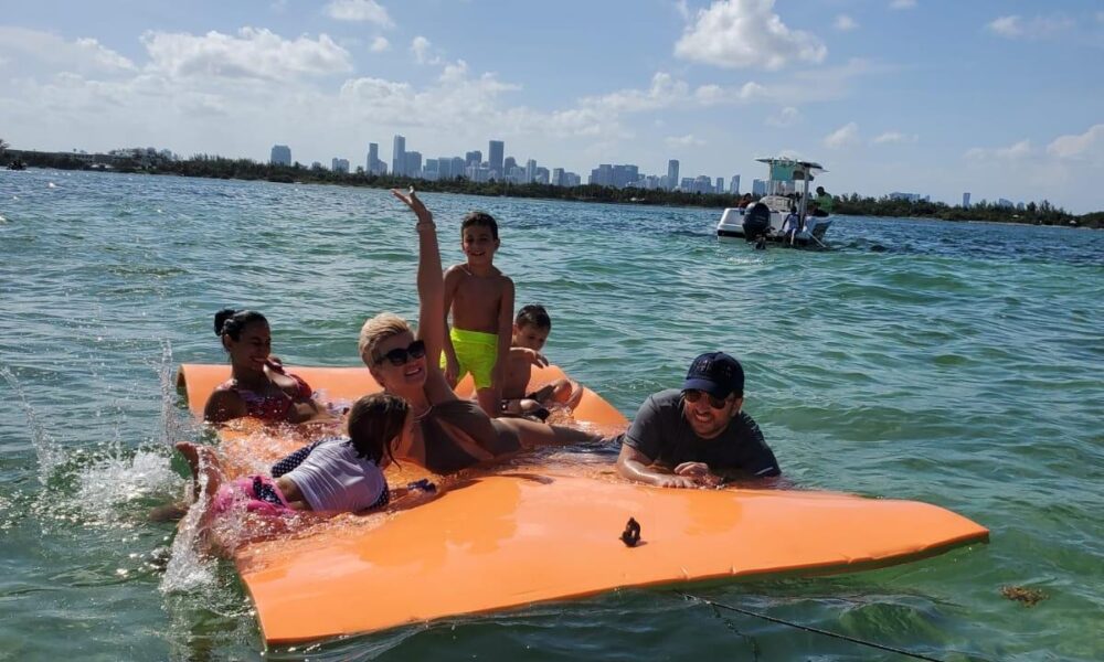 Rent a 26' Sea Ray Sundeck in Miami - 5 Identical Boats with Captain & Weekday Discounts - Imagen 9