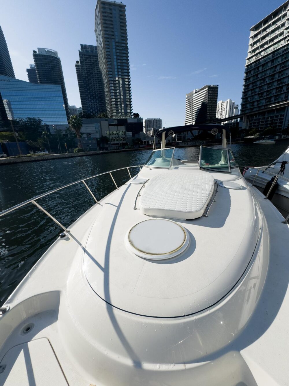 37ft Monterey Yacht | Experience Miami: Big Discounts Available! Inquire Now! - Imagen 10