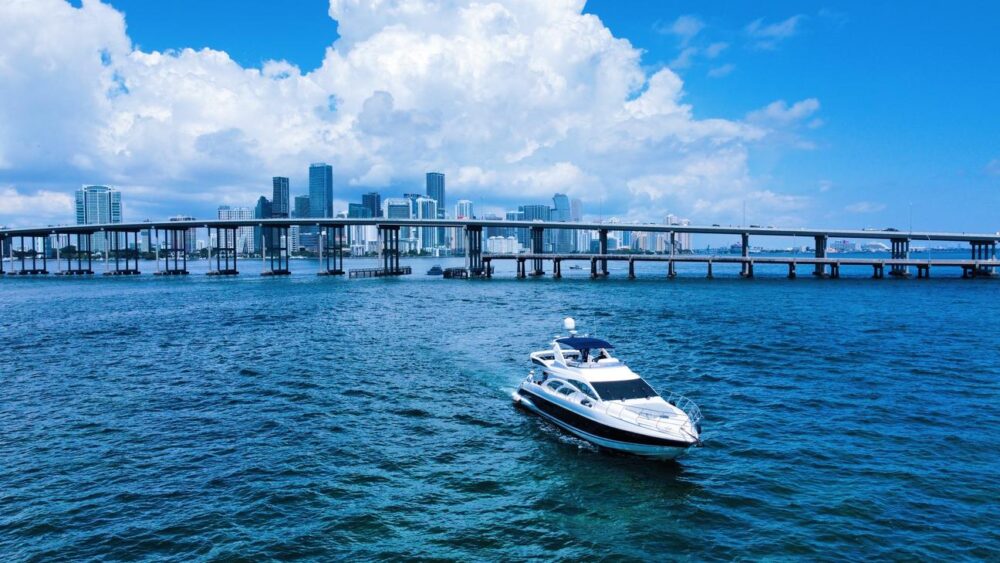 70ft Azimut Yacht Rental in Miami Beach with 2 Jet Skis Included - Free Hour! - Imagen 26