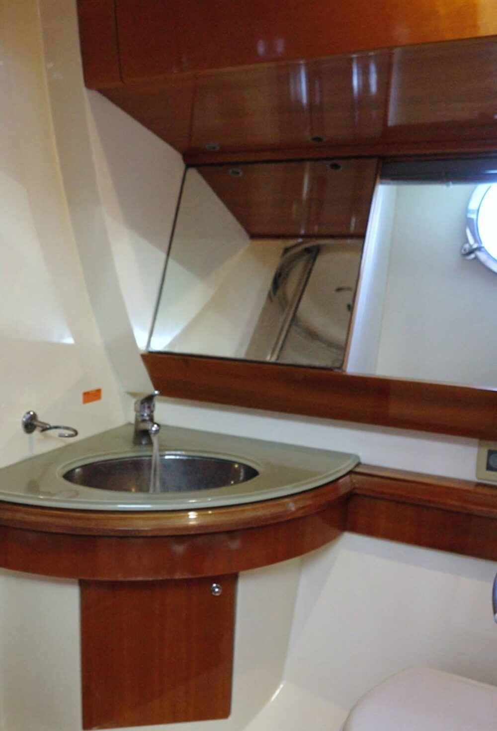 Experience Miami's Waters on a Luxurious 53ft Azimut Yacht Charter - Imagen 14