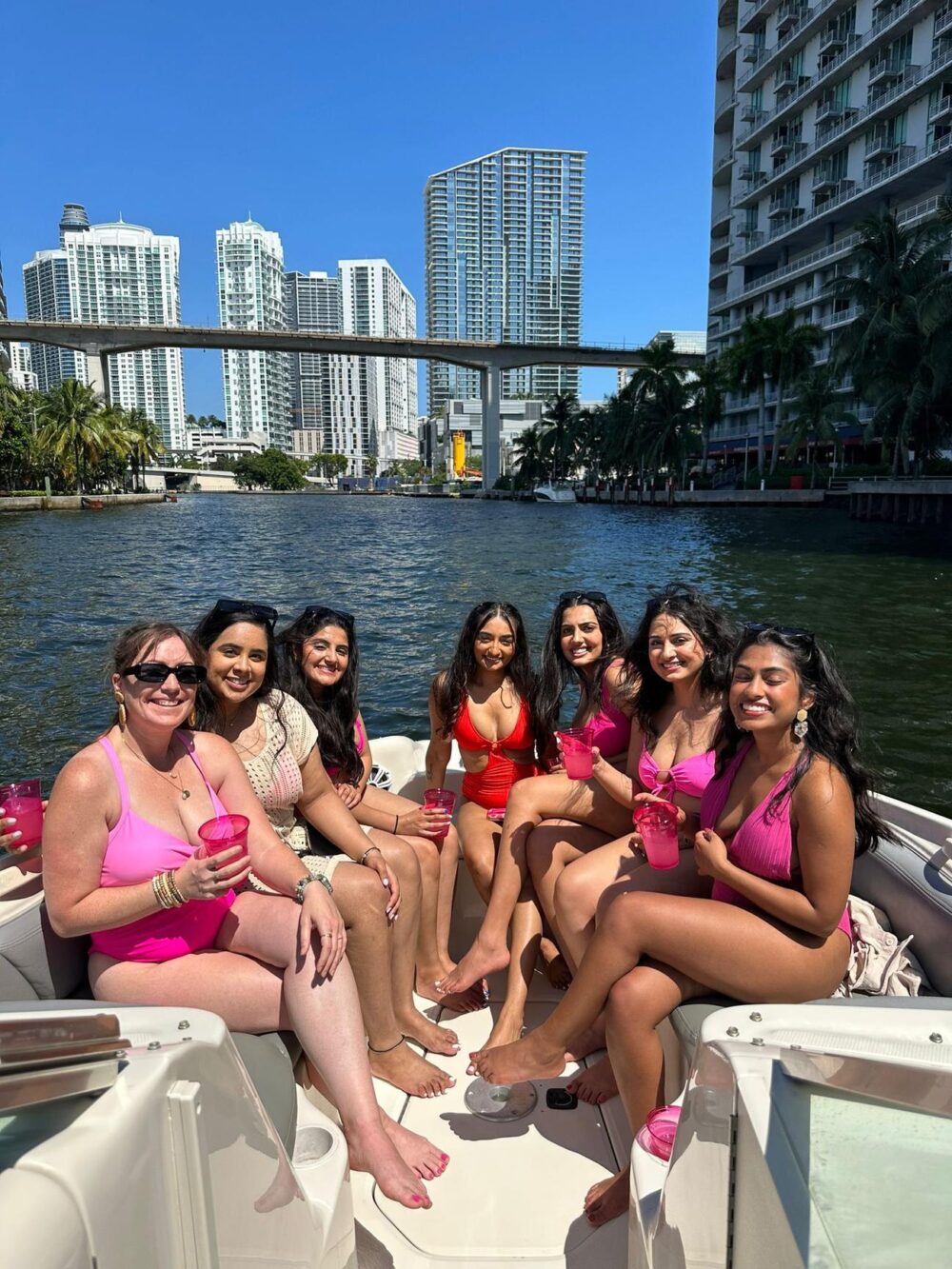 Luxury Sea Ray Sundeck Fleet: 7 Identical 26' Boats for Miami Beach Adventures - Imagen 8