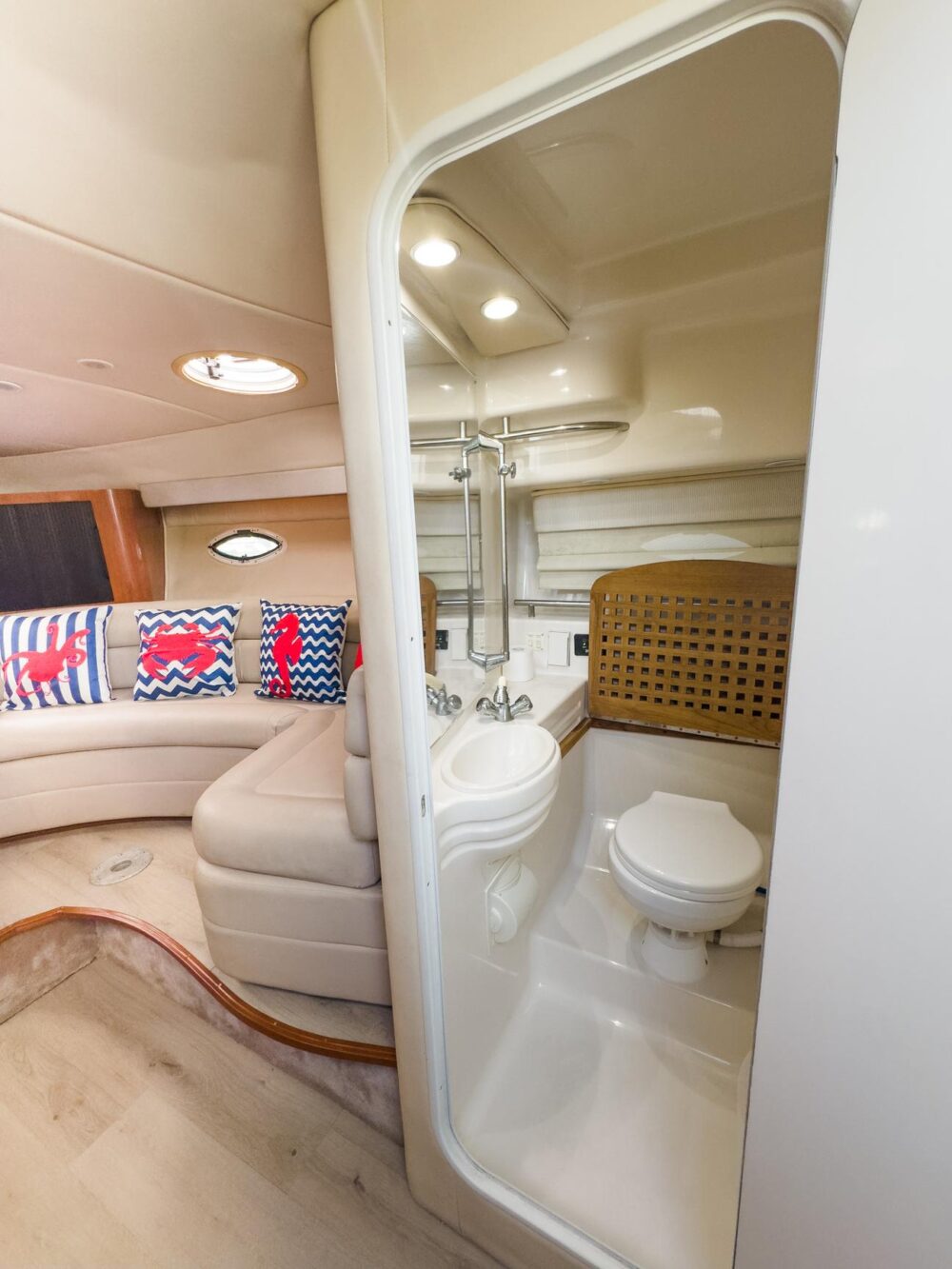 37ft Monterey Yacht | Experience Miami: Big Discounts Available! Inquire Now! - Imagen 9