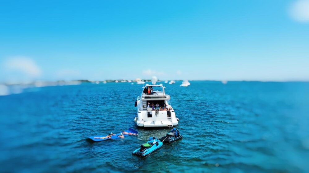 70ft Azimut Yacht Rental in Miami Beach with 2 Jet Skis Included - Free Hour! - Imagen 27