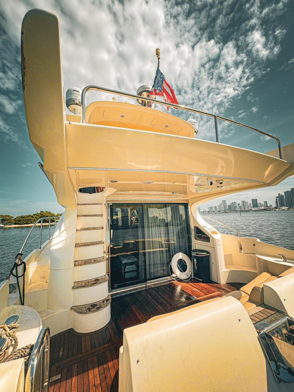 Experience Miami's Waters on a Luxurious 53ft Azimut Yacht Charter - Imagen 13