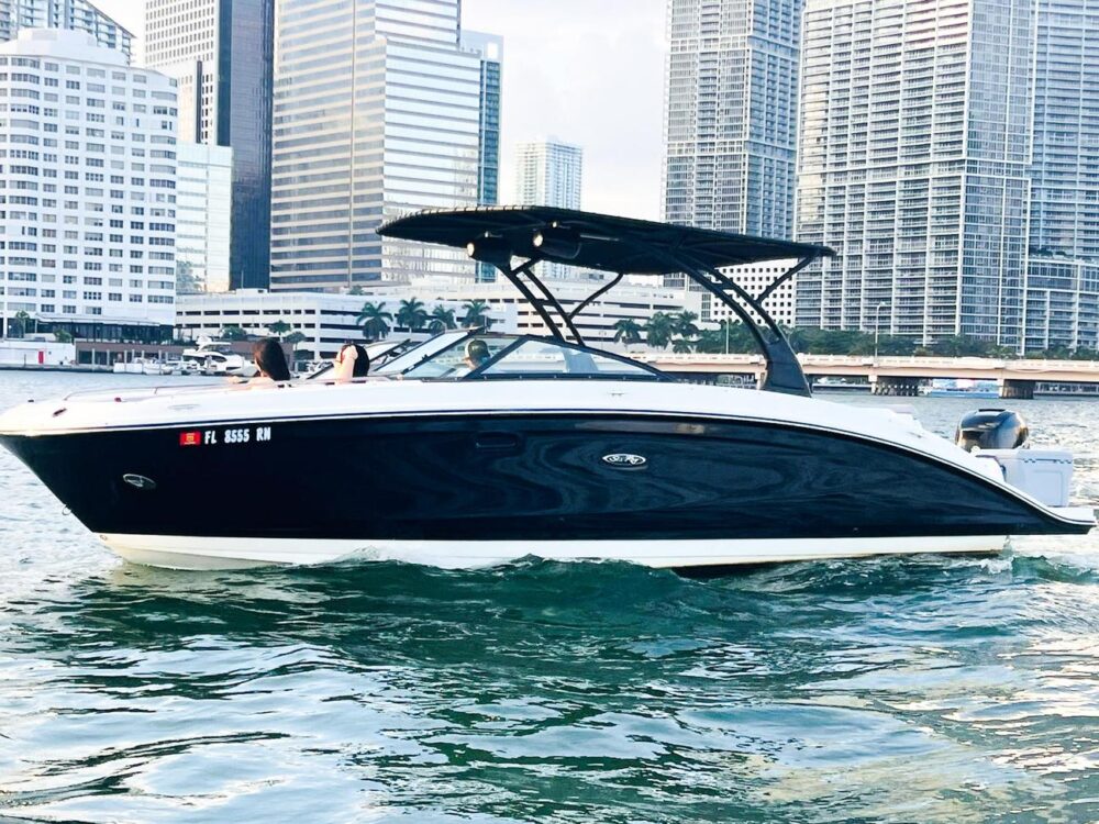 Luxury Miami Sundeck Party Boat Experience | Sea Ray 30' with Free Hour Promotion - Imagen 7