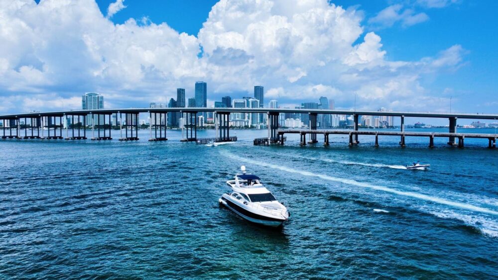70ft Azimut Yacht Rental in Miami Beach with 2 Jet Skis Included - Free Hour! - Imagen 28