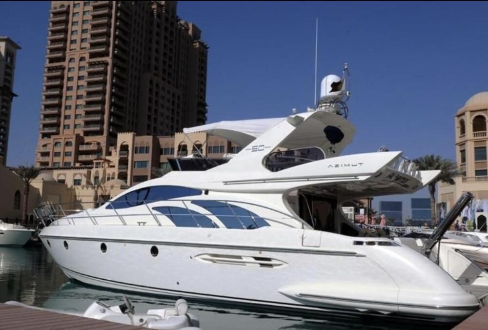 Experience Miami's Waters on a Luxurious 53ft Azimut Yacht Charter - Imagen 12