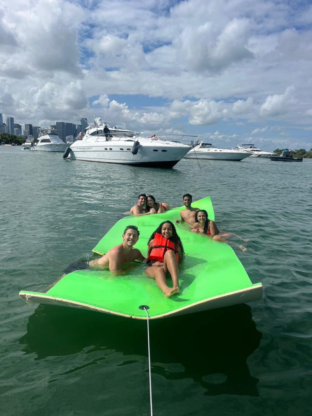 Rent a 26' Sea Ray Sundeck in Miami - 5 Identical Boats with Captain & Weekday Discounts - Imagen 6