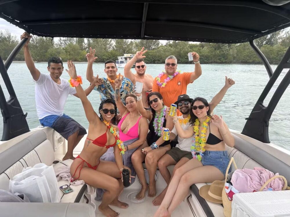 Luxury Miami Sundeck Party Boat Experience | Sea Ray 30' with Free Hour Promotion - Imagen 6