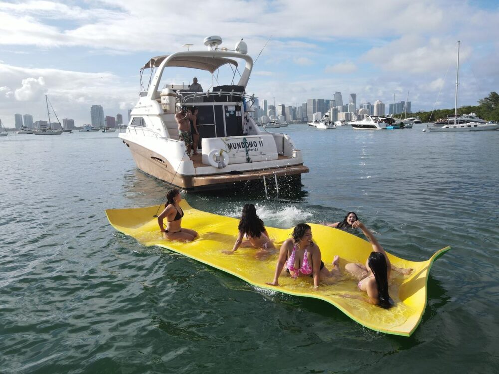 50’ Flybridge - Up to $100 OFF or 1 FREE JETSKI* - Imagen 15