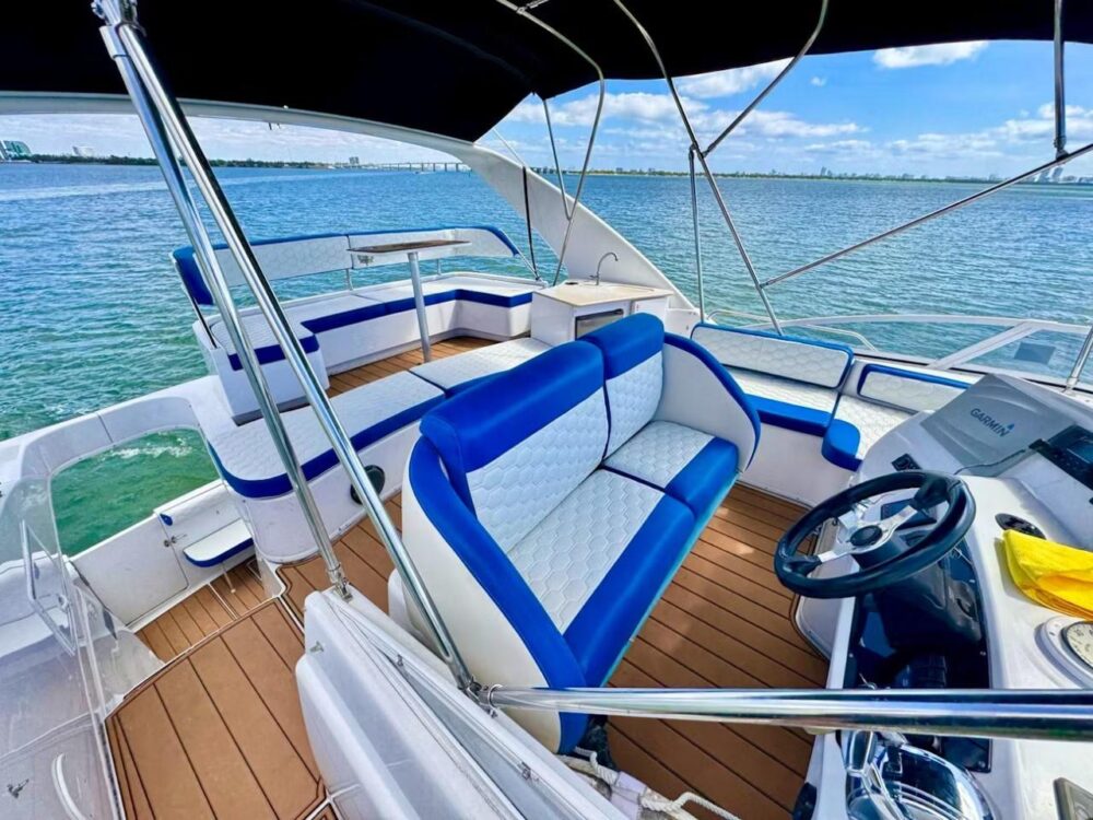 Luxury Silverton Flybridge 48ft Yacht Charter in Miami - All-Inclusive Rates - Imagen 18