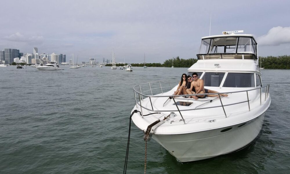 52' LUXURY YACHT RENTAL FOR PARTY IN MIAMI, GREAT LOCATION, NO HIDDEN FEES - Imagen 14