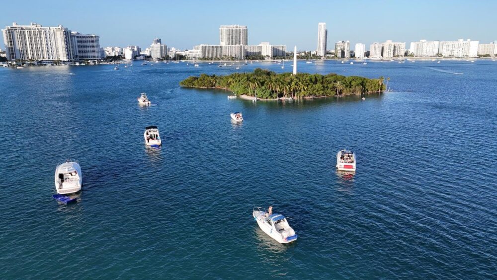 Luxury 32ft Monterey Yacht - Private Miami River Cruises for Groups of 10 - Imagen 42