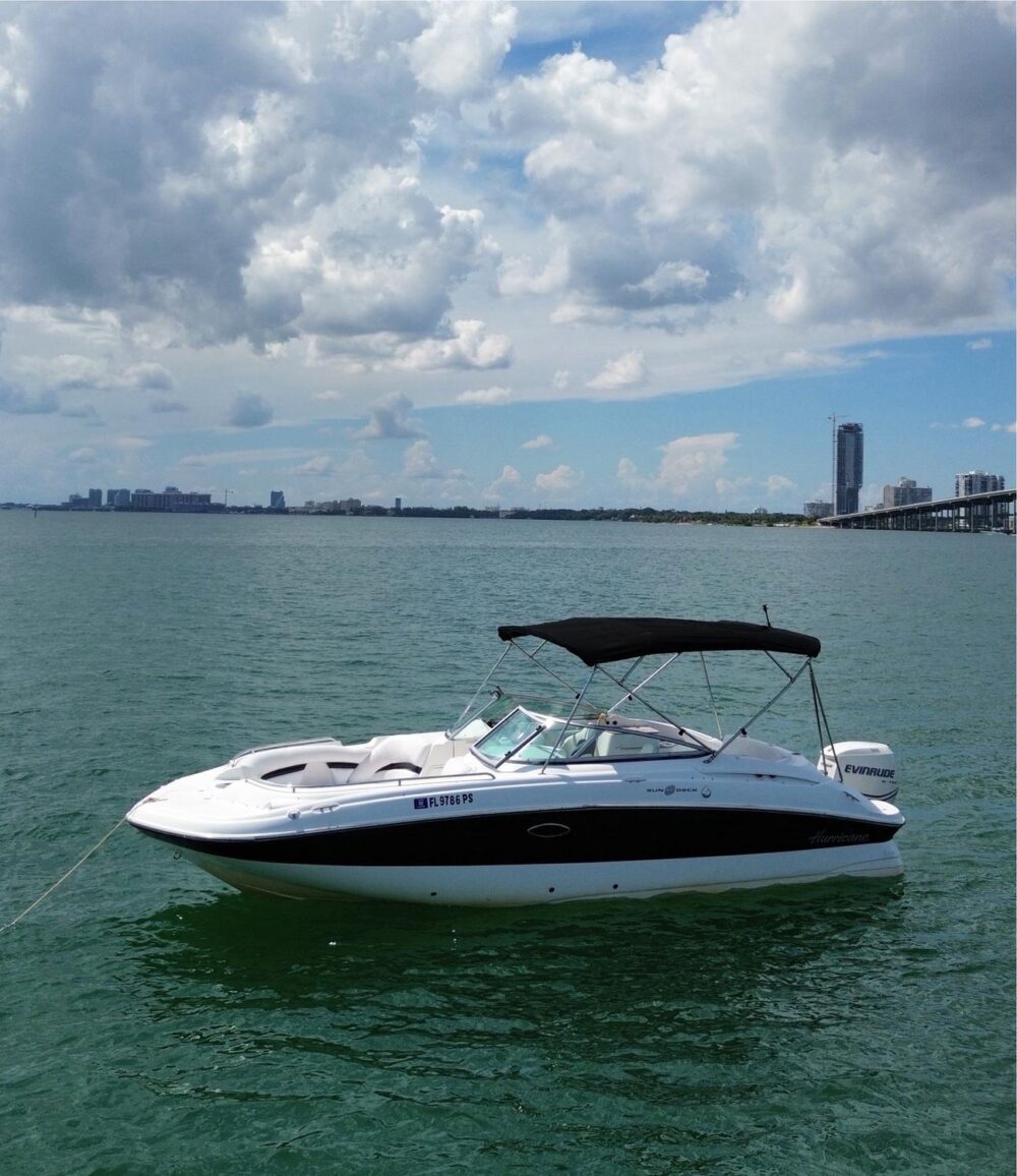 26' Sundeck beautiful boat in Miami, $100 off Mon-Thursday 🥳🤩 - Imagen 6
