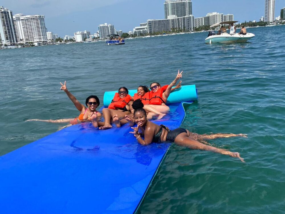 Rent a 26' Sea Ray Sundeck in Miami - 5 Identical Boats with Captain & Weekday Discounts - Imagen 5
