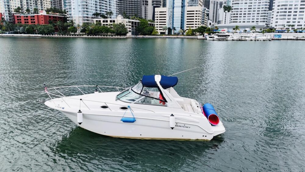 Luxury 32ft Monterey Yacht - Private Miami River Cruises for Groups of 10 - Imagen 15