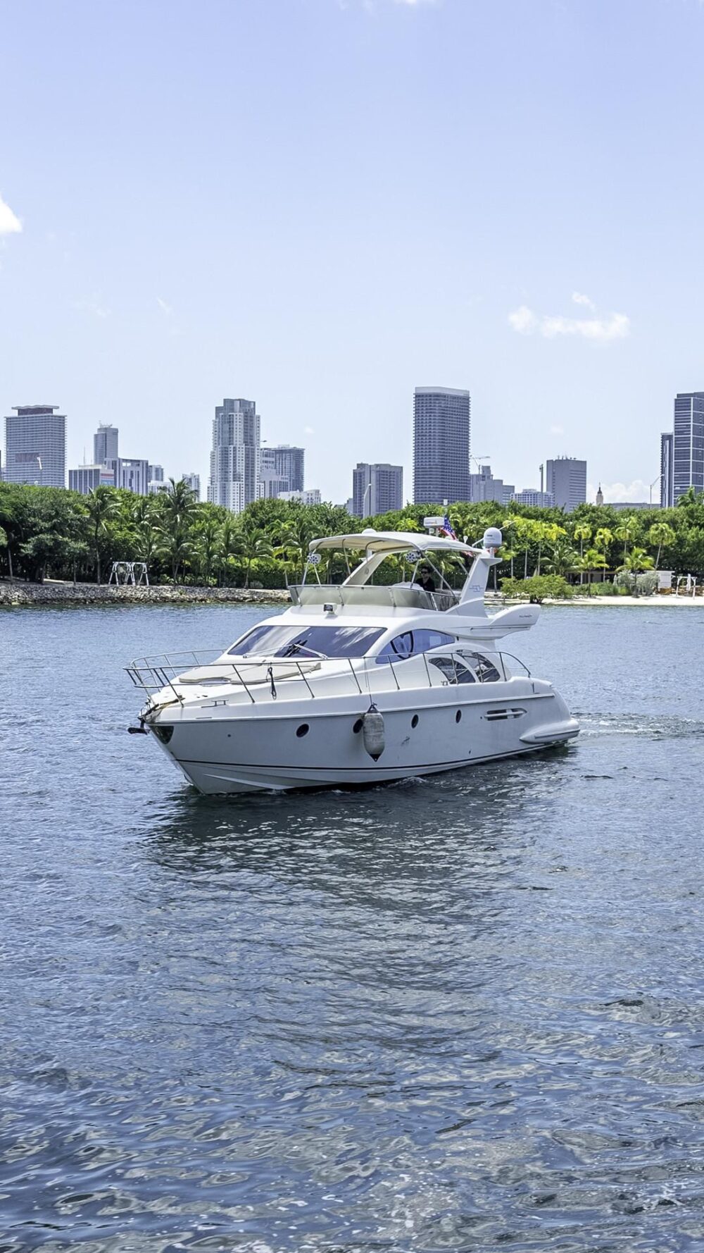 Experience Miami's Waters on a Luxurious 53ft Azimut Yacht Charter - Imagen 9