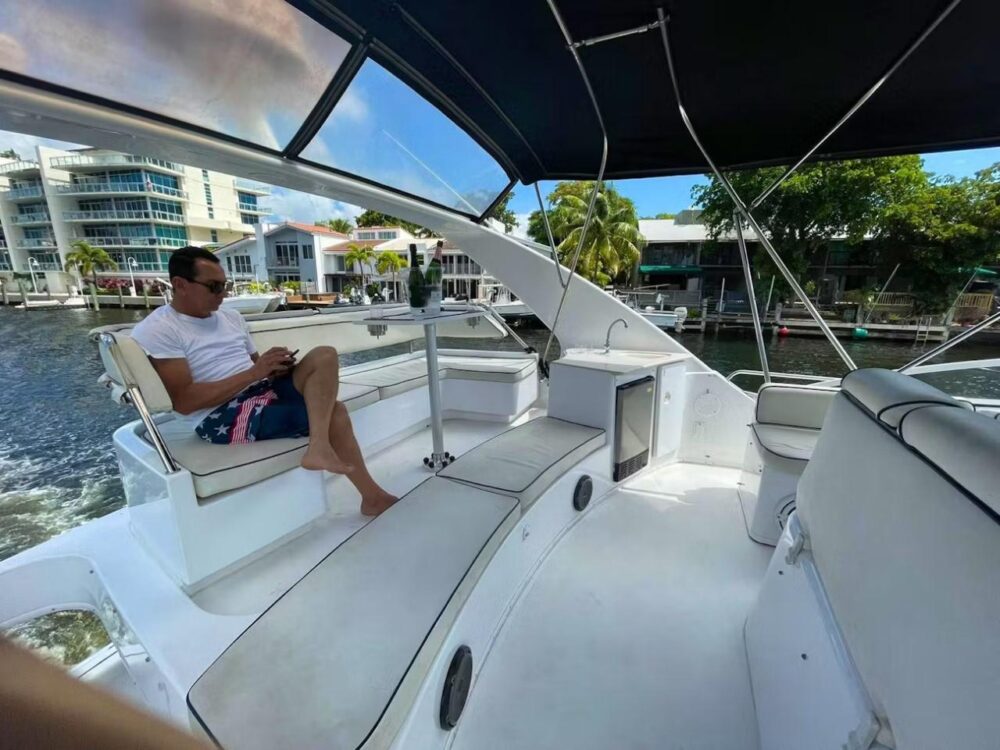 Luxury Silverton Flybridge 48ft Yacht Charter in Miami - All-Inclusive Rates - Imagen 16