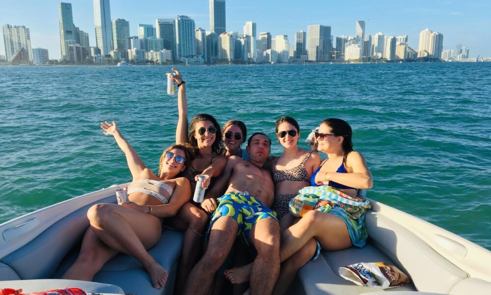 Rent a 26' Sea Ray Sundeck in Miami - 5 Identical Boats with Captain & Weekday Discounts - Imagen 3