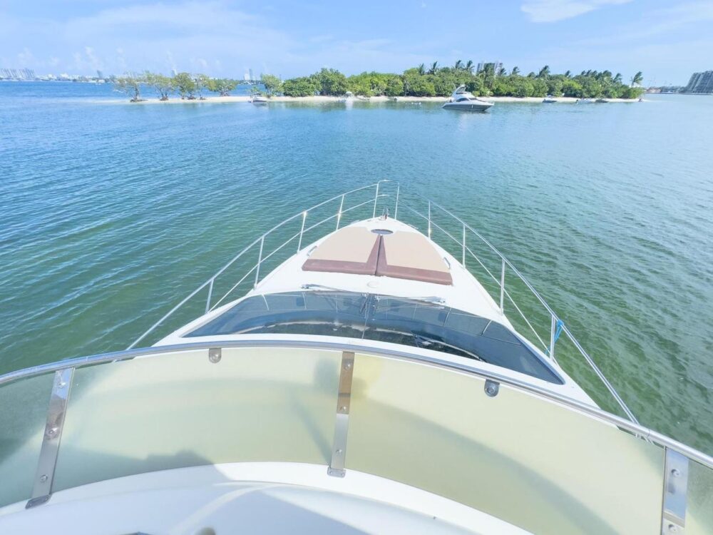 Experience Miami's Waters on a Luxurious 53ft Azimut Yacht Charter - Imagen 8