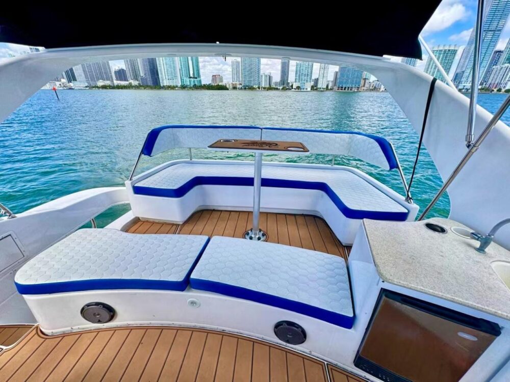 Luxury Silverton Flybridge 48ft Yacht Charter in Miami - All-Inclusive Rates - Imagen 15