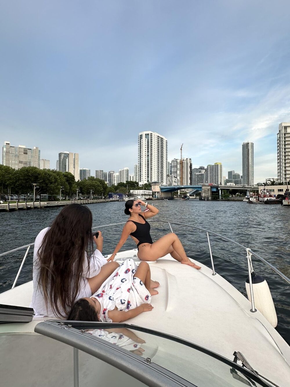 Luxury 32ft Monterey Yacht - Private Miami River Cruises for Groups of 10 - Imagen 11