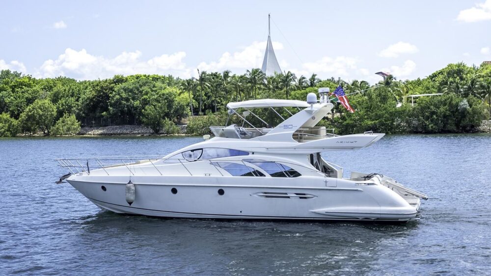 Experience Miami's Waters on a Luxurious 53ft Azimut Yacht Charter - Imagen 6