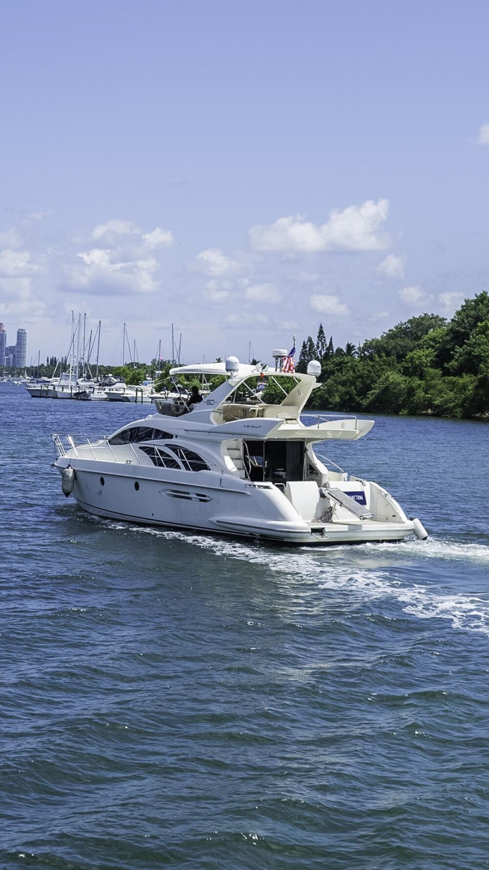 Experience Miami's Waters on a Luxurious 53ft Azimut Yacht Charter - Imagen 5