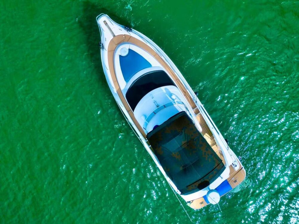 Luxury Silverton Flybridge 48ft Yacht Charter in Miami - All-Inclusive Rates - Imagen 11