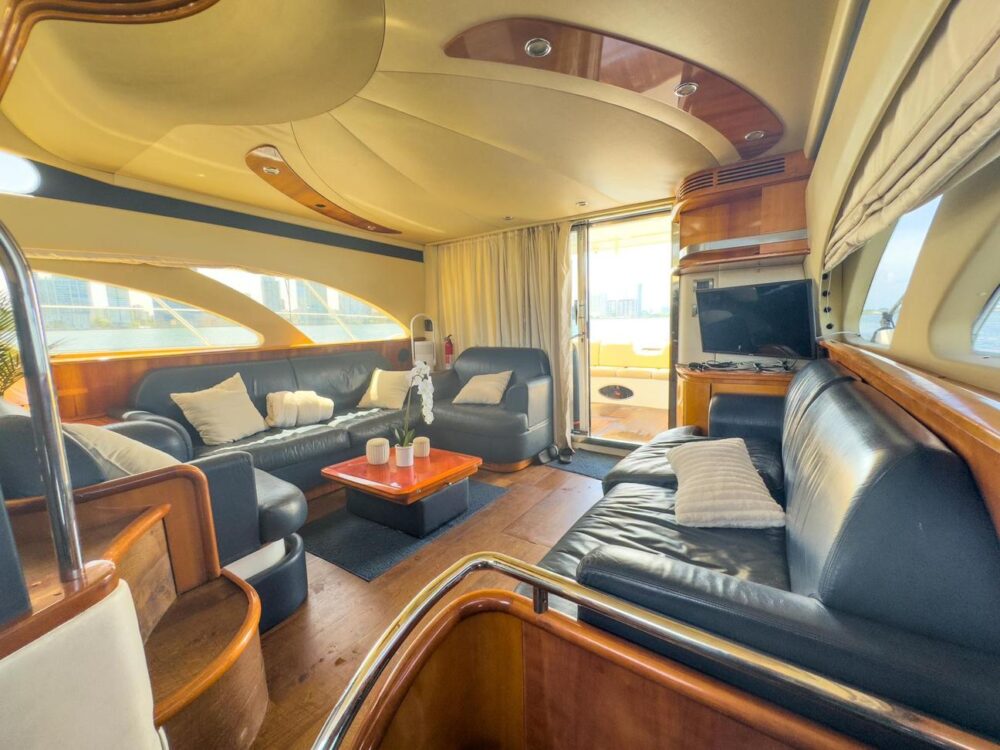 Experience Miami's Waters on a Luxurious 53ft Azimut Yacht Charter - Imagen 3
