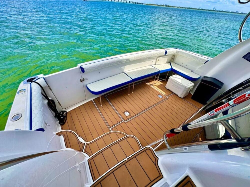 Luxury Silverton Flybridge 48ft Yacht Charter in Miami - All-Inclusive Rates - Imagen 10