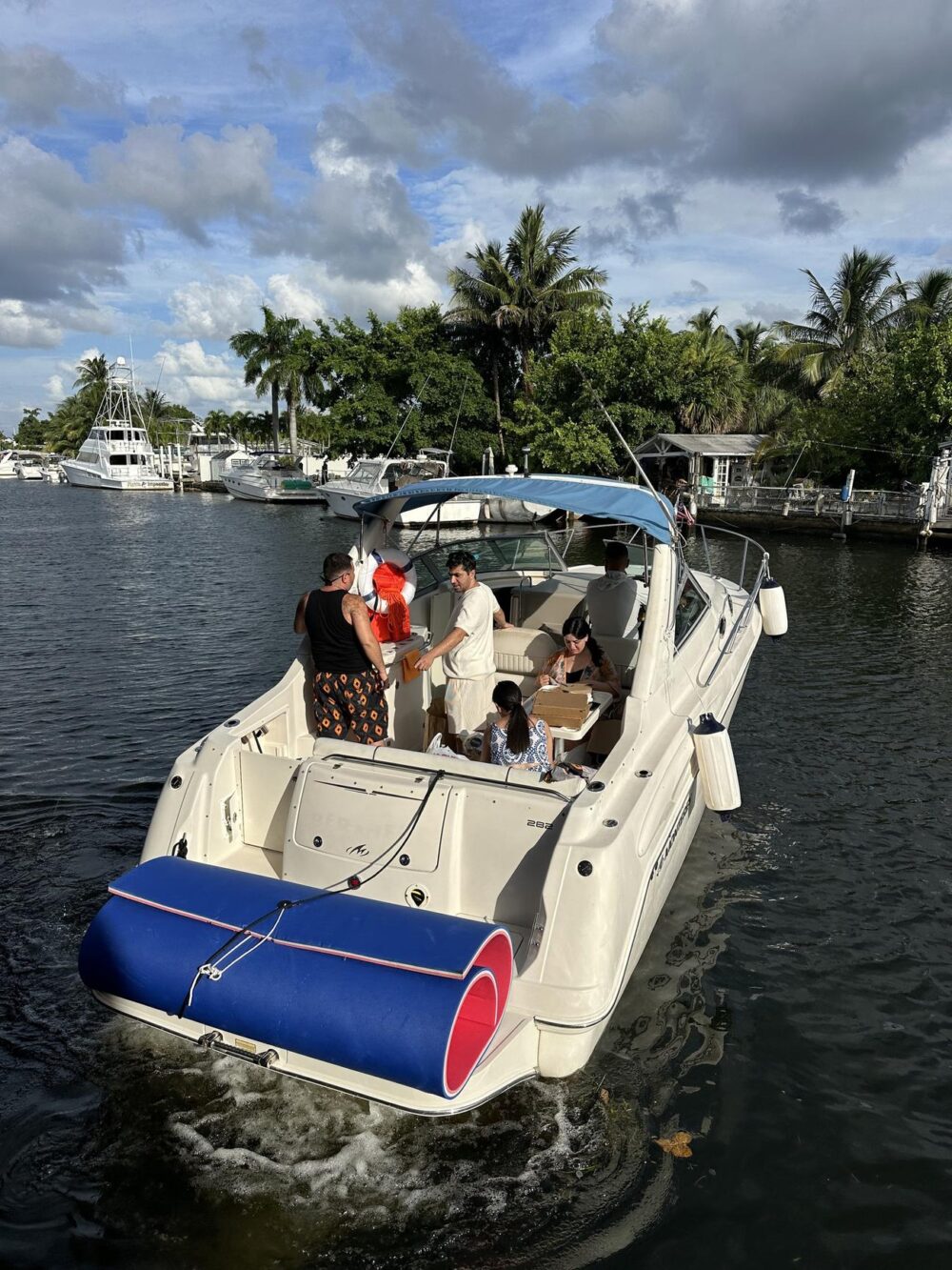Luxury 32ft Monterey Yacht - Private Miami River Cruises for Groups of 10 - Imagen 8