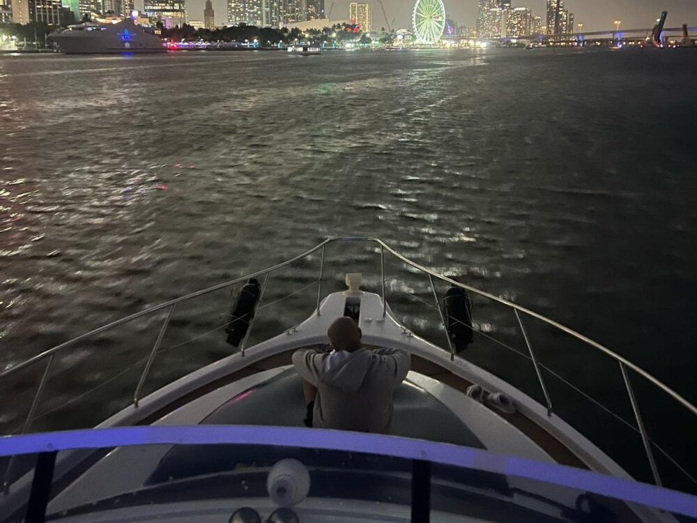 Luxury Silverton Flybridge 48ft Yacht Charter in Miami - All-Inclusive Rates - Imagen 9
