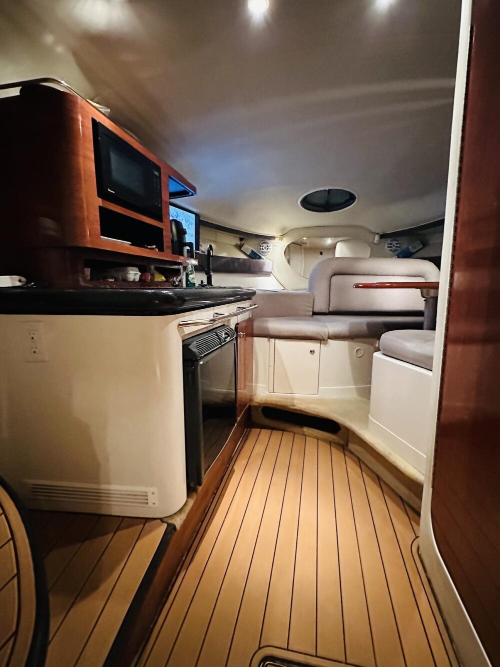 Luxury 32ft Monterey Yacht - Private Miami River Cruises for Groups of 10 - Imagen 7
