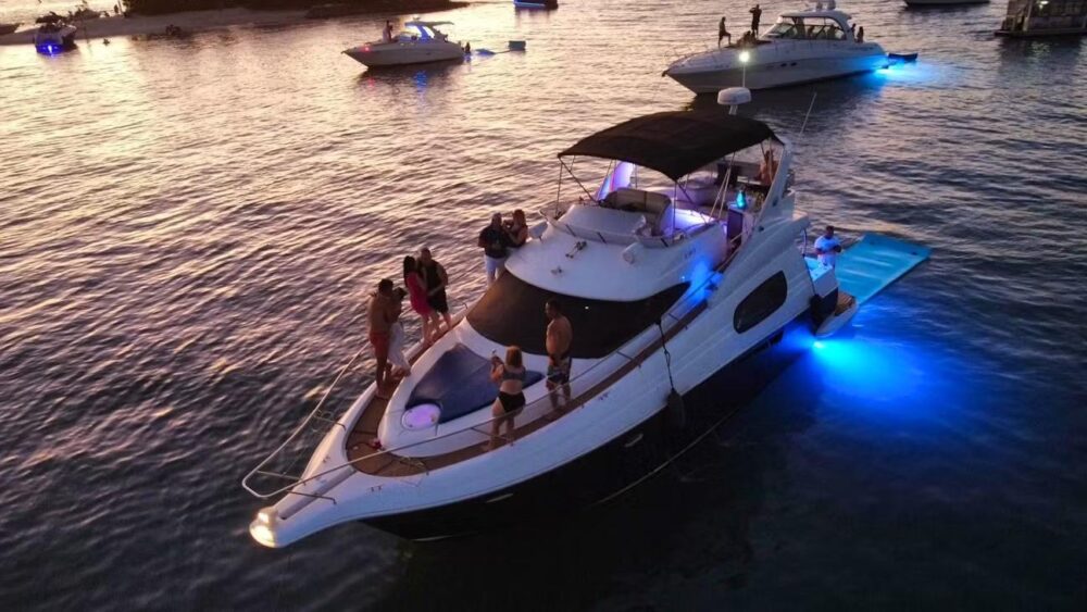 Luxury Silverton Flybridge 48ft Yacht Charter in Miami - All-Inclusive Rates - Imagen 8