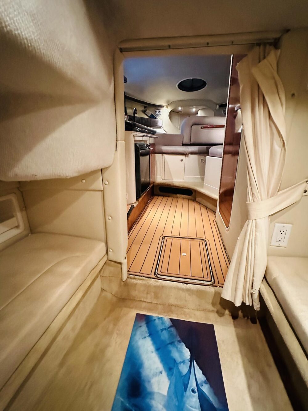Luxury 32ft Monterey Yacht - Private Miami River Cruises for Groups of 10 - Imagen 6