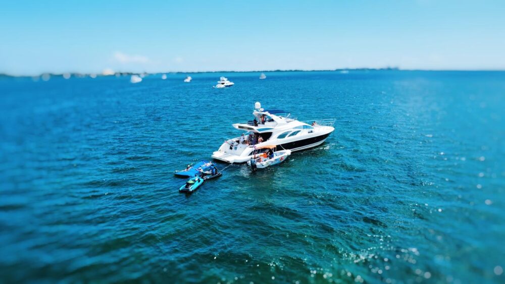 70ft Azimut Yacht Rental in Miami Beach with 2 Jet Skis Included - Free Hour! - Imagen 4