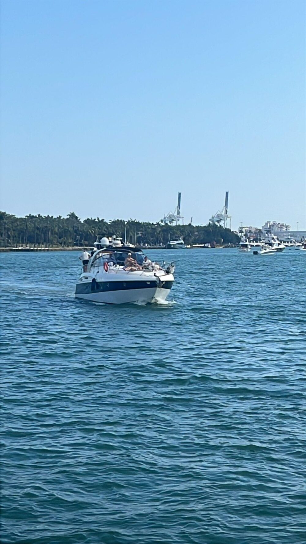 LUXURY YACHT Cruise & Save – 1 Free Hour or FREE Jetski from Monday to Thursday! - Imagen 15