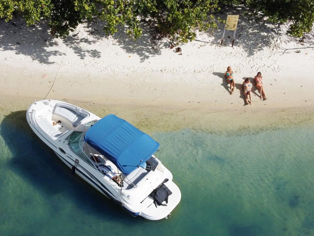 Rent a 26' Sea Ray Sundeck in Miami - 5 Identical Boats with Captain & Weekday Discounts - Imagen 31