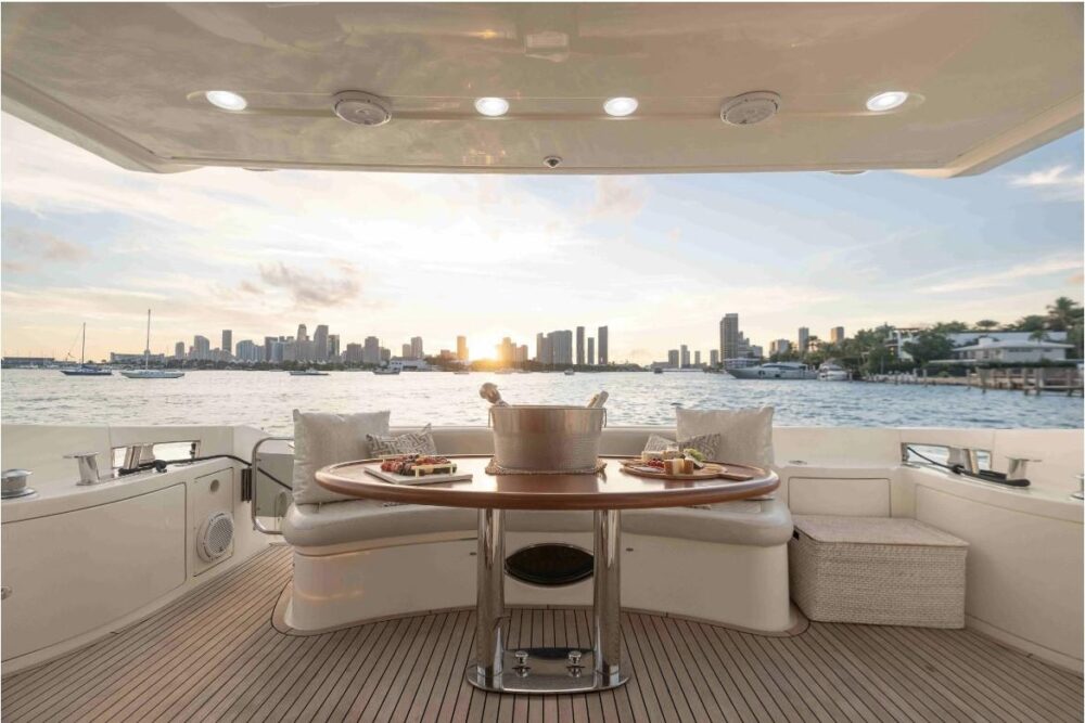 Miami Finest!! 70ft Luxury Yacht Azimut Flybridge Jet Skis - Imagen 16