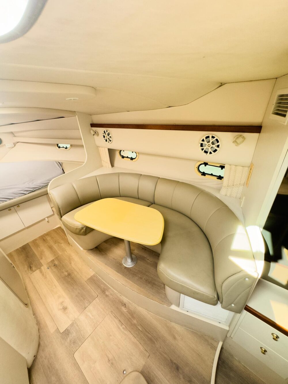Enjoy 37ft Cruiser Yacht in Miami with discounted price! - Imagen 4