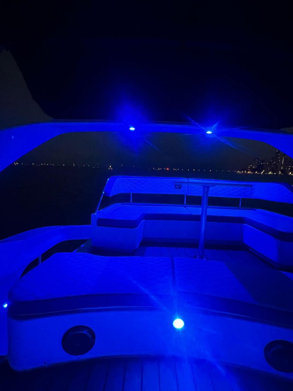 Luxury Silverton Flybridge 48ft Yacht Charter in Miami - All-Inclusive Rates - Imagen 7