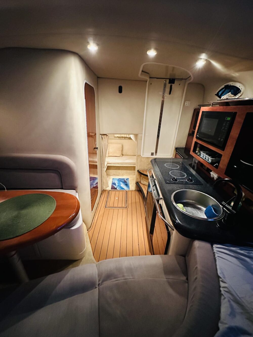 Luxury 32ft Monterey Yacht - Private Miami River Cruises for Groups of 10 - Imagen 5