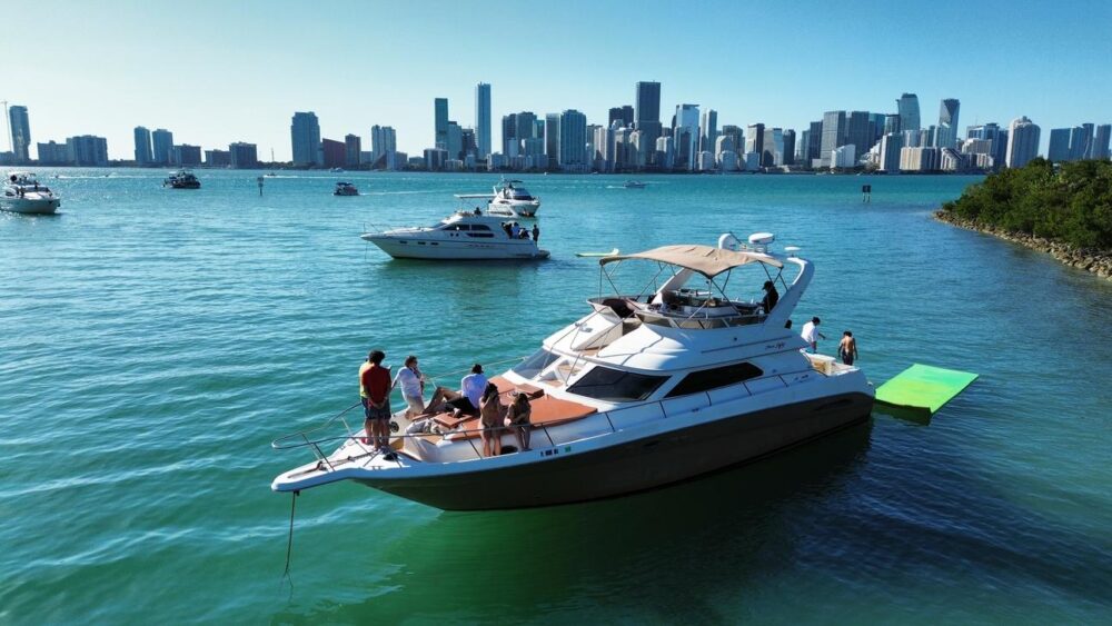 50’ Flybridge - Up to $100 OFF or 1 FREE JETSKI* - Imagen 3